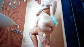 Horny Desi BBW Bhabhi Soaps Up and Gets Dirty in Steamy Indian Bath - Watch Now!