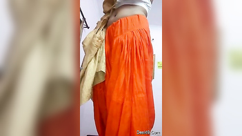 Teen Desi Slut Flashes Pussy, Struggling with Tight XXX Skirt.