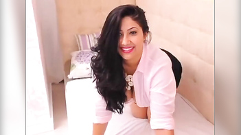 Desi Camgirl With Juicy XXX Tits Seductively Poses For Horny Fans