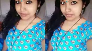 Indian Sex Model Shows Off Her Twisted Twins, Boldly Holding the Camera