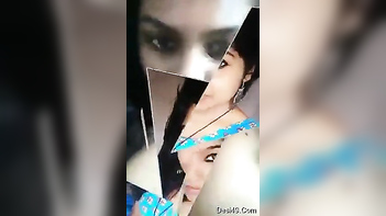 Indian Sex Model Shows Off Her Twisted Twins, Boldly Holding the Camera