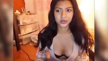Desi Babe Teases Dick With Her XXX Cleavage In Front Of Fucking Webcam