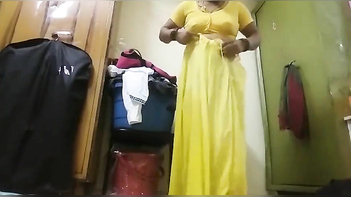 Indian Babe Strips Yellow Dress, Reveals Juicy Pussy On XXX Cam