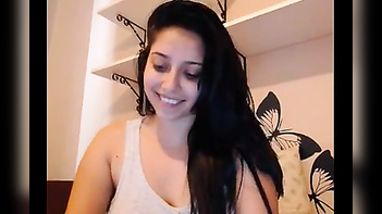 Desi Mumbai Bhabhi Flaunts Her Assets & Goes Topless On Cam For Her Husband
