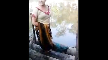 Secretly Captured Video of Village Bhabhi's Outdoor Free Porn Bathing