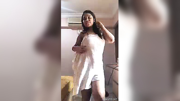 Sizzling Desi Beauty Flaunting Her Busty Assets Live on Cam After a Steamy Shower!