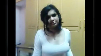 Hot Desi College Teen Flaunting Her Big Boobs and Sexy Curves!