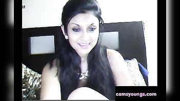 Sizzling Desi Muslim Girl Fapping Live on Webcam - Explicit Desi Sex!