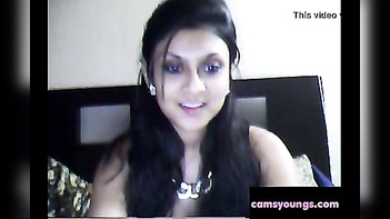 Sizzling Desi Muslim Girl Fapping Live on Webcam - Explicit Desi Sex!