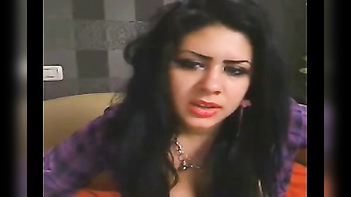 Chubby Housewife Exposes Assets in Desi Sex Video Clip: Watch Now!