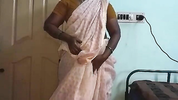 Tamil Mallu Aunty Shows Off Her Nude Body In Steamy Selfie Session