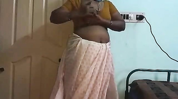 Tamil Mallu Aunty Shows Off Her Nude Body In Steamy Selfie Session