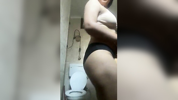 Fiery Desi Babe Flaunting Her Goods in Steamy Indian Porn Clip