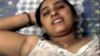 Hot Chennai Tamil Aunty Gives Mind-Blowing Blowjob and Gets Pounded Hard.