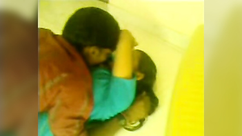 Bengaluru Couple Shares Intimate Moment as He Smooches Girlfriend for the First Time in Desi Sex Video