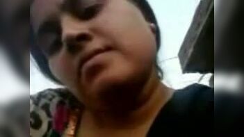 Desi XXX Sex Village Aunty Gives Sensual Blowjob to Lover on Terrace