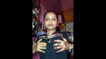Desi GF Chandni Exposing Her Amateur Juicy Boobs