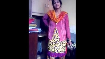 Simi Bhabhi Wet Desi Pussy