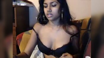Juicy Desi Babe Flashing Her Boobs On Webcam