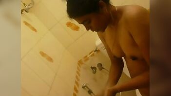 Amateur Teen GF Gets Orgasm With Shower