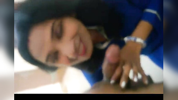 Wild Desi Beauty Gives an Explosive Hot Blowjob - Unforgettable Experience!