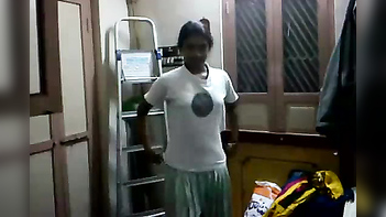 Sizzling Dark Skin Desi Babe Strips Nude in Mesmerizing Video