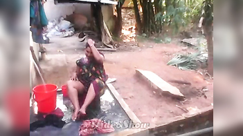 Experience the Luxury of an Outdoor Desi Bhabhi Shower in the South!