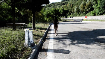 Sizzling Desi Babe Bares All in Outdoor Amateur Sex Scene