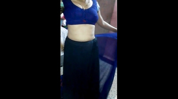 Sizzling Hot Desi GF Porn - a Sexy Desi Girl Wearing a Blue Sari!