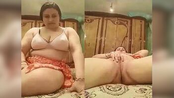 Pakistani Aunty Enjoys Intimate Pleasure with Fingering Her Pussy