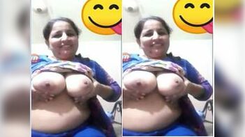 Sultry Pakistani Bhabhi Flaunts Her Large Bust in Sensational Show