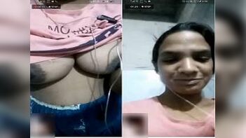 Seductive Pakistani Slut Flaunts Her Cleavage