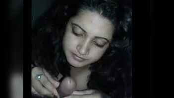 Sizzling Desi Bhabi Sucking Cock - A Unique Experience You Don't Want to Miss!