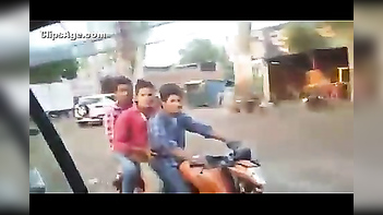 Desi Sex Wildly Unleashed: 4 Nude Girls Flashing Desi Guys on Goa Roadside!