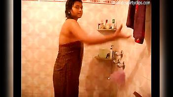 Experience the Thrill of Desi Sex: Watch Cute Girl's Self-Made Bathroom Free Porn Cam Show!