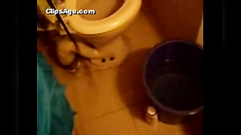 Desi Sex: Enjoy the Hot Free Porn Blowjob and Bath of a Cute Indian Girl