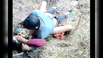 Outdoor Desi Sex Video: Sexy Bhabhi Gets Naughty with Neighbor!