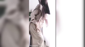 Pakistani Mom Wearing Hijab Squirts Hard in Her Bedroom – Leaked XXX Scandal!