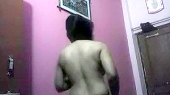 Indian Chick Shows Off Her Pussy in Self-Shot MMS Video