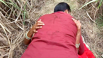 Indian Aunty Gets Nailed in Secret Sugar Cane Field Session
