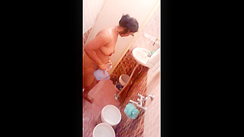 Desi Bhabhi Gets Soaked in the Shower, Damn That’s Sexy!