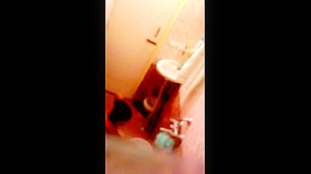 Desi Bhabhi Gets Soaked in the Shower, Damn That’s Sexy!