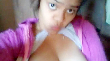 Busty Babe Flashing Her Juicy Boobs in a Steamy Nude Selfie