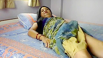 MILF Puts On a Mind-Blowing Masturbation Show, Dirty Talk Included