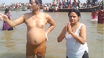 Indian Married Couple Ganga Snan Sex Tape Caught On Camera