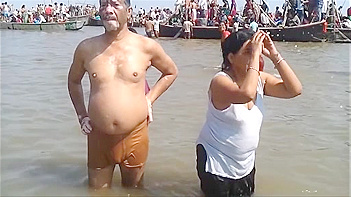 Indian Married Couple Ganga Snan Sex Tape Caught On Camera
