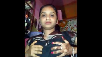 Indian GF Chandni Flashing Her Juicy Boobs in Amateur Glory