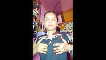Indian GF Chandni Flashing Her Juicy Boobs in Amateur Glory
