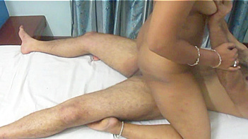 Indian Bhabhi Mona Sucks Dick Like a Whore in Amateur Oral Sex Session