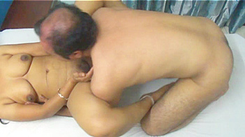 Indian Bhabhi Mona Sucks Dick Like a Whore in Amateur Oral Sex Session